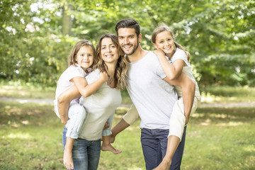 Familie mit 2 Mädchen Kindern