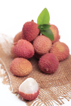 litchi, fruit isolé sur fond blanc