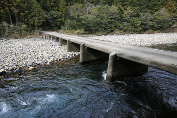 高知県四万十市　小津賀沈下橋（目黒川） © setsuna