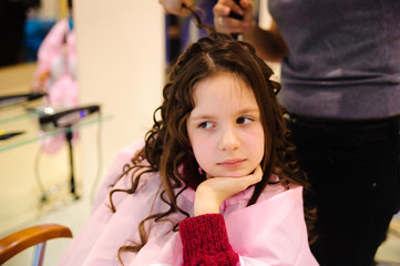 The little girl doing a hairdress