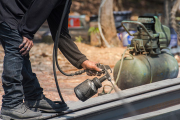 Obraz premium A man skilled working factory spraying on steel,painted