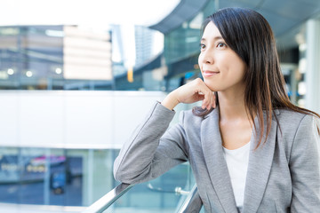 Obraz premium Businesswoman looking far away at outdoor