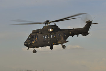 Helicóptero Eurocopter AS-532 Cougar despegando