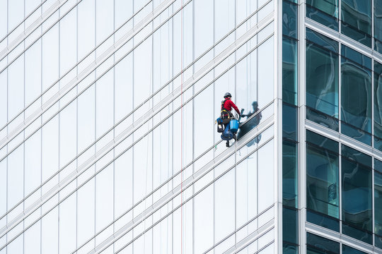laver vitre m&eacute;nage immeuble escalade alpiniste tour building skyscraper suspendu vide m&eacute;tier escalader fa&ccedil;ade cordage corde risque danger dangereux