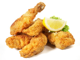 Knuspriges Backhendl mit Zitrone