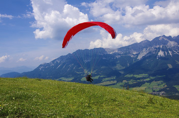 Gleitschirmfliegen übers Kaisertal in Tirol-Ellmau