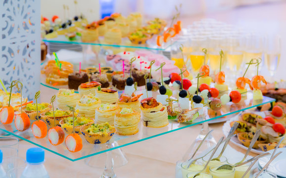 Delicacies and snacks in the buffet. Champagne. Seafood. A gala reception. Banquet. Catering.