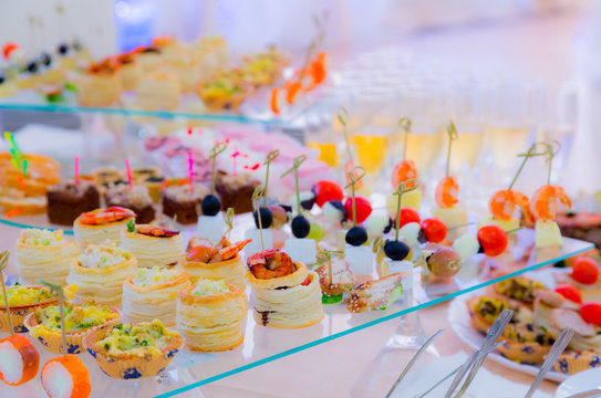 Delicacies and snacks in the buffet. Champagne. Seafood. A gala reception. Banquet. Catering.