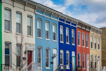 Colorful row houses on Howard Street, in Old Goucher, Baltimore, Maryland. - obrazy, fototapety, plakaty