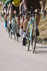 Groep fietsers die een fiets berijden in een wielerwedstrijd. Race fiets.