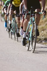 Foto op Plexiglas Fietsen Groep fietsers die een fiets berijden in een wielerwedstrijd. Race fiets.