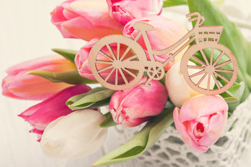 Obraz premium Bouquet of pink tulips, wooden bike
