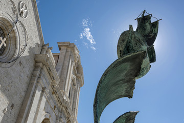 Monumento Cravella in bronzo posto di fronte alla chiesa di Bonaria a Cagliari, con dietro la...