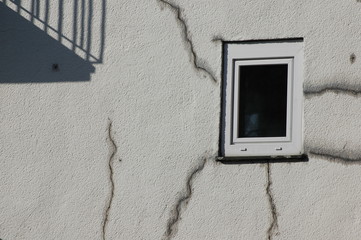 Der Charme des Verfalls. Risse im Putz