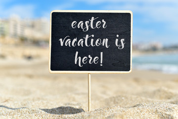 Naklejka premium text easter vacation is here in a signboard