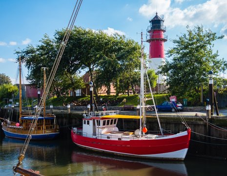 Büsumer Hafen mit Leuchtturm