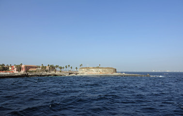 Ile de Gorée au Sénégal avec Dakar en fond