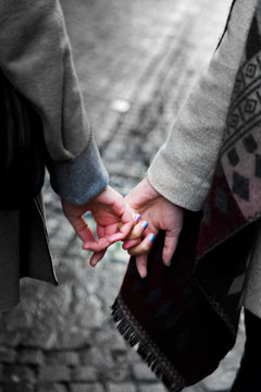 mano nella mano ragazze amore