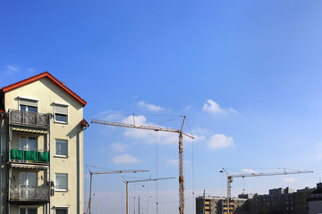 Dźwigi na placu budowy apartamentowców w Opolu.