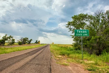 Fotobehang Texas Stateline-bord naast de historische Route 66 in de buurt van de stad Texola, Oklahoma © idoerenberg