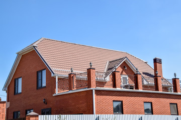 Detached house with a roof made of steel sheets.