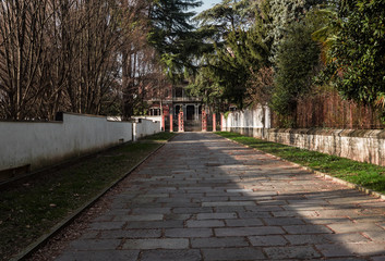 lungo viale d'accesso con cancello in ferro battuto