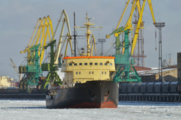 The powerful icebreaker breaks the ice.