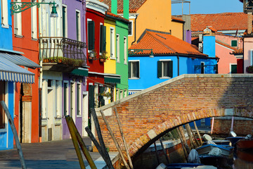 Fototapeta na wymiar island of Burano and vivid color houses and a pedestrian bridge