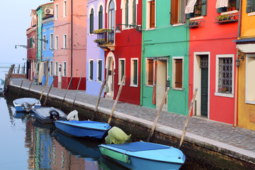 Fototapeta na wymiar island of Burano and boats in the waterway and colorful houses n