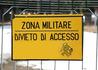 sign ban outside the military area with the italian text MILITAR