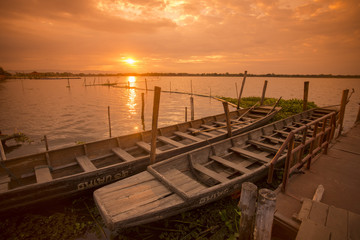 Obraz premium THAILAND PHAYAO LAKE WOODBOAT