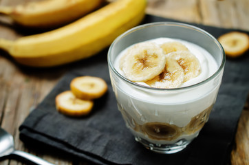 Greek yogurt banana parfait