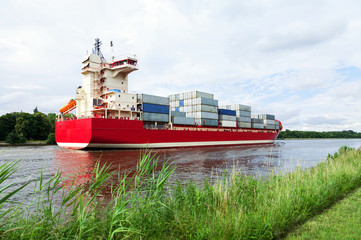 Containerschiff passiert den Nord-Ostsee-Kanal in Schleswig-Holstein