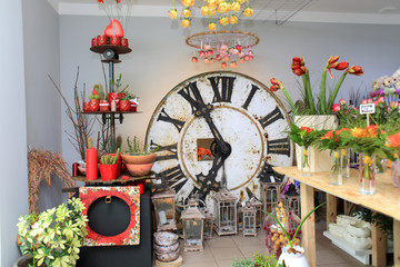 Ogromny stary zegar w kwiaciarni. - obrazy, fototapety, plakaty