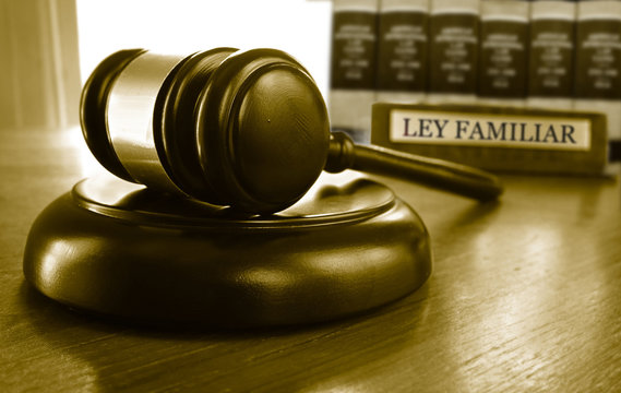 Ley Familiar gavel