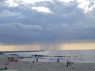 Fototapeta na wymiar Clouds and rain at the beach