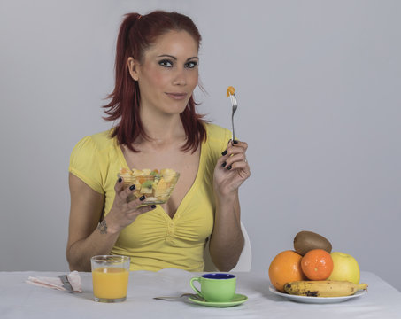 Mujer joven desayunando sano