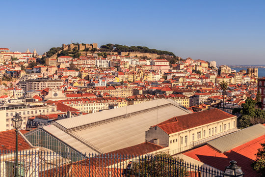 Vista do centro de Lisboa com o castelo em fundo