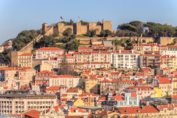 Fototapeta na wymiar Vista do centro de Lisboa com o castelo em fundo