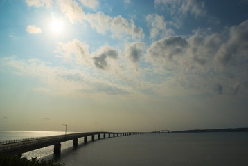 Fototapeta na wymiar 海を渡る橋