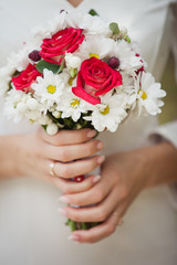 Obraz na płótnie Canvas Tender bouquet of roses in Bride's hands