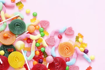 Fotobehang Kleurrijke snoep en fruitgelei jujube op een roze achtergrond © Olga Kriger