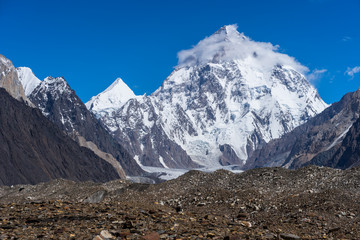 K2 bergtop met wolk bovenop, Baltoro-gletsjer, Gilgit, Pakistan