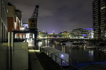 Beleuchtete Gebäude am Rheinauhafen und Zollhafen in Köln bei Nacht