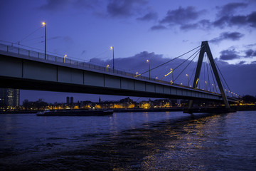Fototapeta na wymiar Brücke in Köln bei Nacht