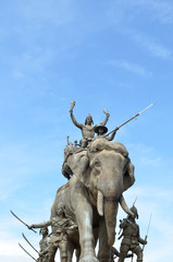 Obraz premium The elephant statue in the blue sky,Monument of King Naresuan at Suphanburi province in Thailand