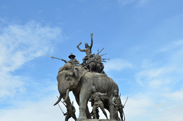 Obraz premium The elephant statue in the blue sky,Monument of King Naresuan at Suphanburi province in Thailand