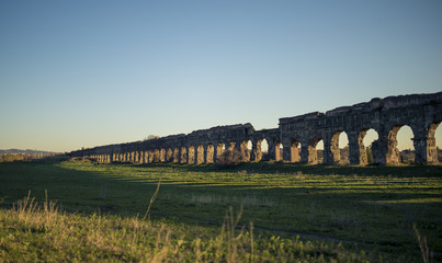 Obraz premium Roman aqueduct in Rome at sunset