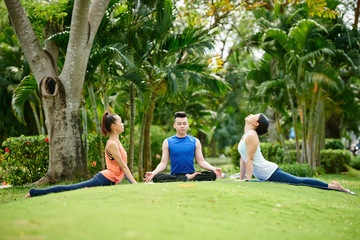 Obraz premium Enjoying yoga
