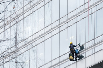 laver immeuble vitre nettoyer building façade alpiniste raclette verrière métier grimper corde dangereux encorder sécurité harnais skyscrapers spécialiste vertige